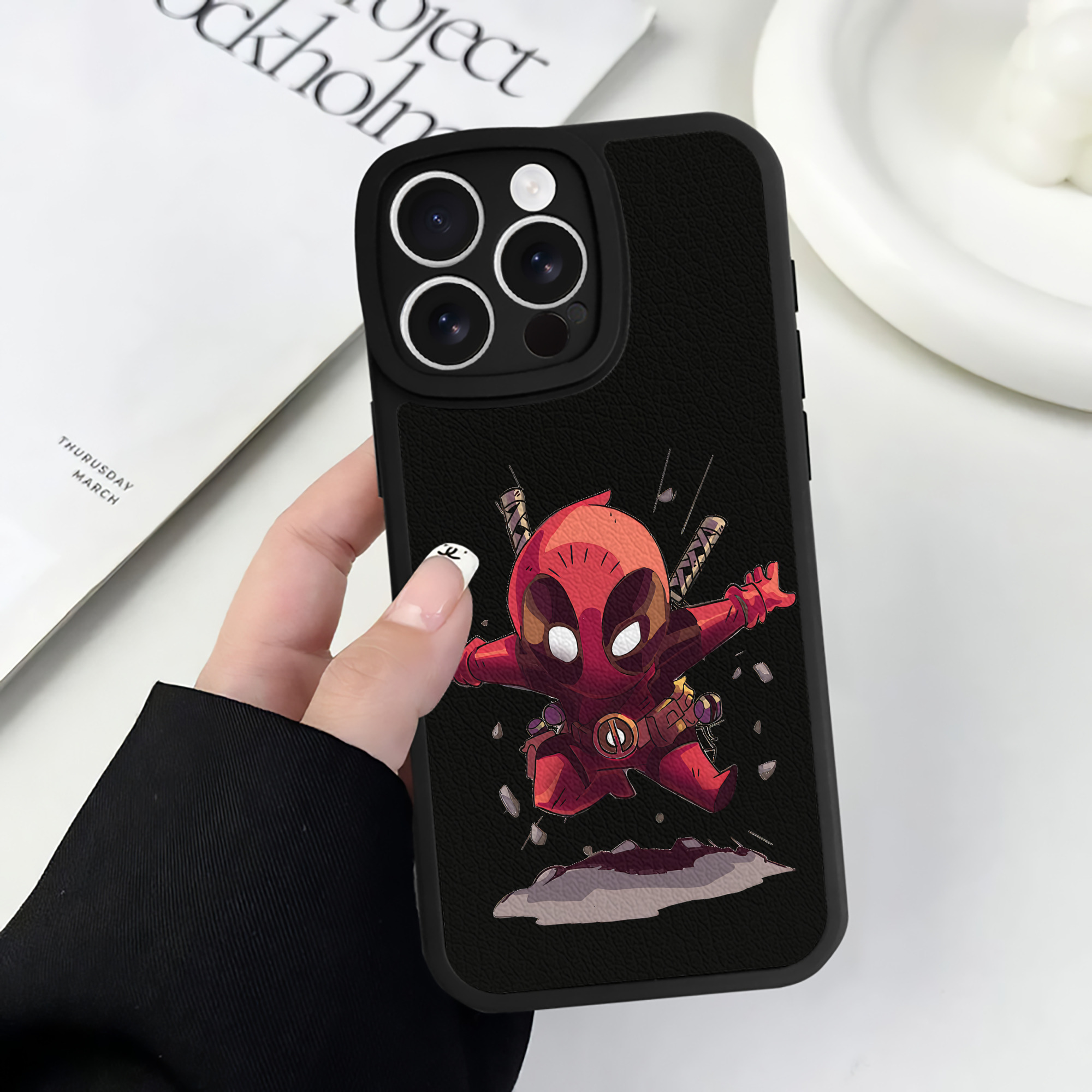 （画像用） Deadpool デッドプール 【iPhone 16シリーズ対応】シリコンスマホケース（レザー調） 材質：シリコン